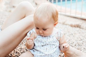 O que é imprescindível para viajar com bebés no verão
